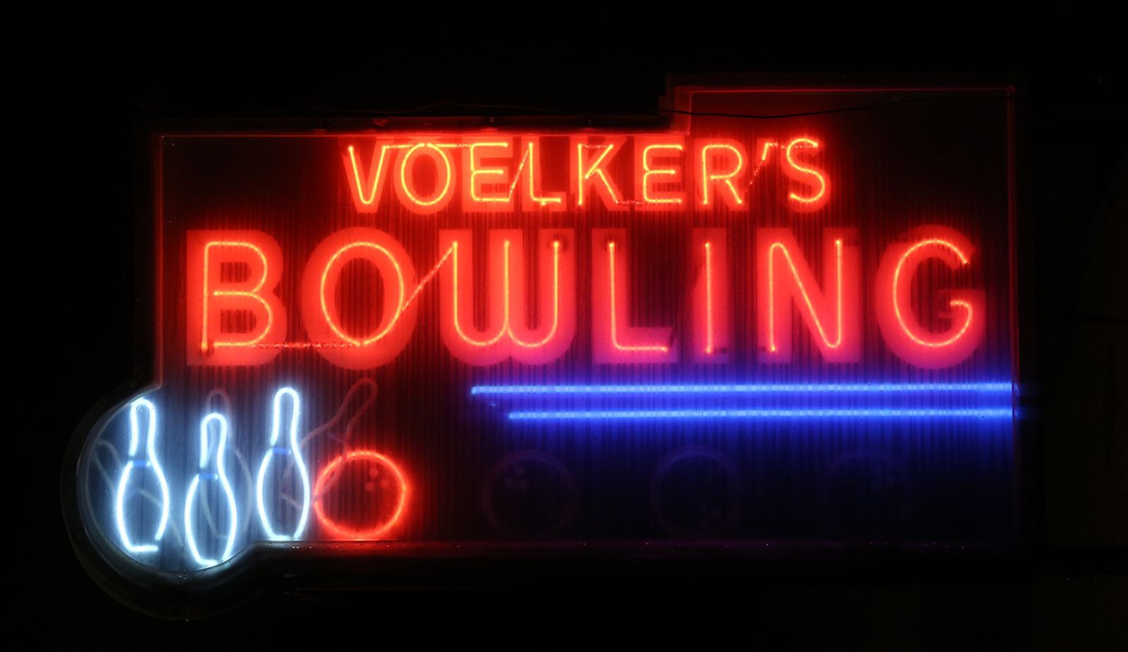 Making neon signs, a dying art